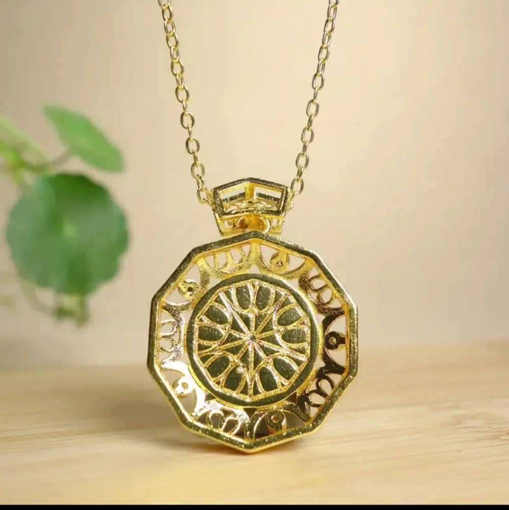 Elegant Yellow  Fashion Round Pendant Necklace.